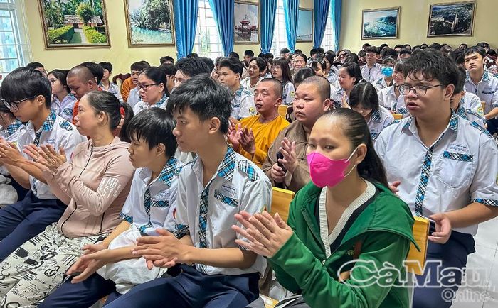 Đông đảo phụ huynh và học sinh tham dự lễ khai giảng.