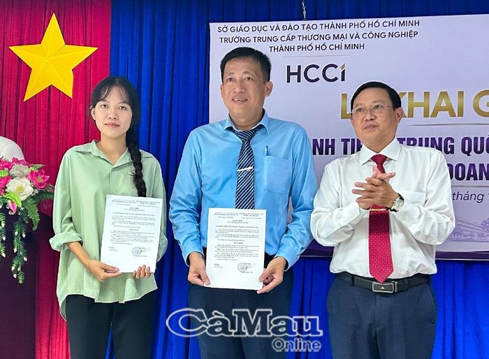 Thạc sĩ Nguyễn Quốc Tuấn, Giám đốc Trung tâm GDTX Cà Mau, trao quyết định bổ nhiệm giáo viên chủ nhiệm các lớp trung cấp nghề.
