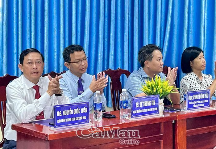 Đại biểu tham dự lễ khai giảng các lớp trung cấp nghề.