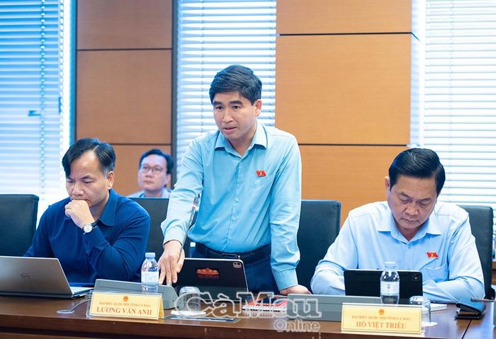 Đại biểu Lương Văn Anh đề nghị đẩy nhanh tiến độ, hoàn thiện các tuyến đường kết nối và chủ động phòng ngừa nguy cơ sạt lở, sụt lún trên tuyến đường Hồ Chí Minh.