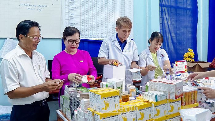 BS CKII Vương Hữu Tiến, Phó Giám đốc Sở Y tế tỉnh Cà Mau và PGS.TS.BS
