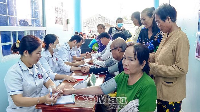 Đông đảo người dân xã Trí Phải đến Trạm Y tế xã khám sức khoẻ định kỳ.