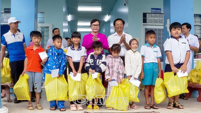 Bên cạnh hoạt động khám, chăm sóc sức khoẻ, đoàn công tác Trường Đại học Y Dược Cần Thơ còn trao tặng 100 phần quà cho trẻ em có hoàn cảnh khó khăn trên địa bàn xã Trí Phải.