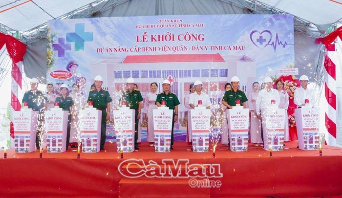 Các đại biểu thực hiện nghi thức ấn nút khởi công Dự án nâng cấp Bệnh viện Quân - Dân y Cà Mau.