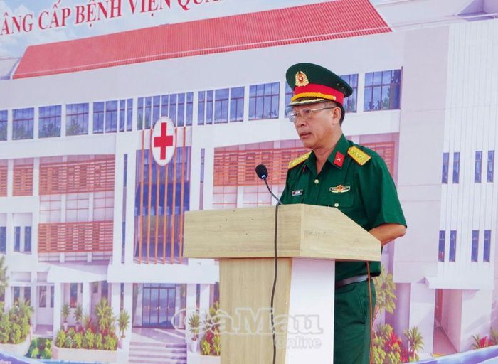 Đại tá Lý Văn Cường, Phó Chỉ huy trưởng Bộ CHQS tỉnh, đại diện Ban Quản lý dự án, thông tin về công trình tại buổi lễ.