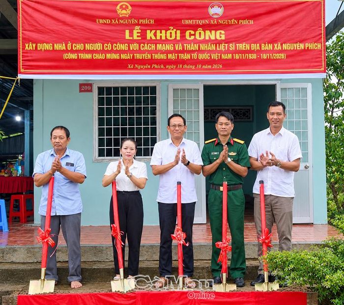 Ông Trần Quốc Sự, Phó Chủ tịch UBND Xã Nguyễn Phích (giữa) cùng các đại diện các đơn vị, địa phương thực hiện nghi thức khởi công xây dựng nhà mới cho gia đình ông Lâm Bạch Đằng.