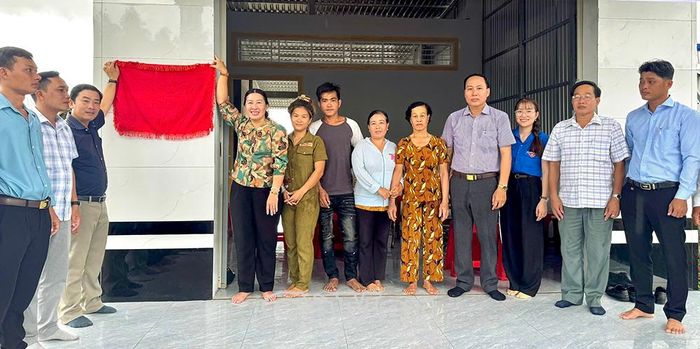 Mỗi căn nhà được bàn giao là thêm một niềm vui an cư, gửi gắm tình cảm và truyền thống đại đoàn kết tốt đẹp của dân tộc.