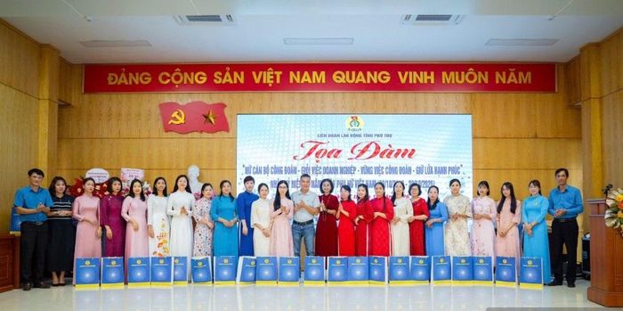 Những nữ cán bộ công đoàn có nhiều năm gắn bó và đạt thành tích xuất sắc trong phong trào nữ công. Ảnh: An Vi