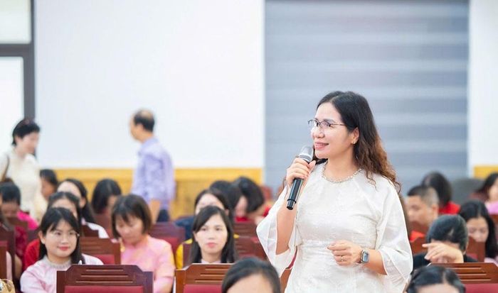 Cán bộ công đoàn chia sẻ kinh nghiệm, tháo gỡ những tình huống phát sinh trong công việc và cuộc sống. Ảnh: An Vi