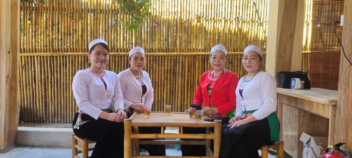 Du lịch cộng đồng giúp nhiều chị em phụ nữ xã Mỹ Đức có công việc ổn định. Ảnh: Hoàng Anh