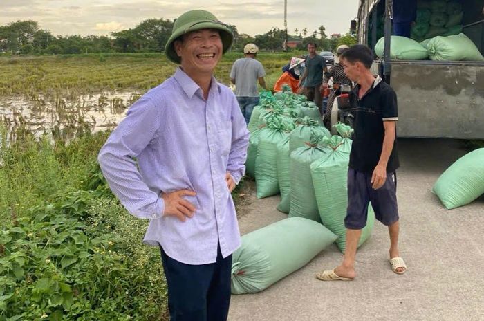 Niềm vui của người nông dân trong mùa thu hoạch lúa được mùa, được giá. Ảnh: THANH MAI