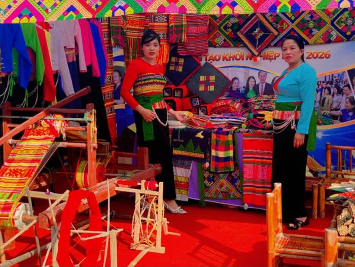 Trưng bày, những sản phẩm thổ cẩm với sắc màu và hoa văn đặc trưng Ảnh: Đông Sơn