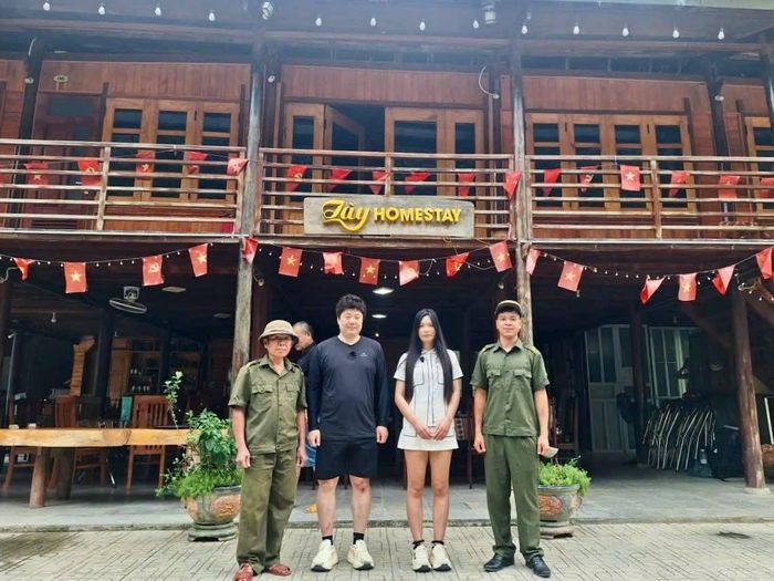 Hai du khách chụp ảnh lưu niệm và gửi lời cảm ơn đến Lực lượng bảo vệ an ninh trật tự cơ sở xóm Pác Bó và Công an xã Trường Hà. Ảnh: CACC.