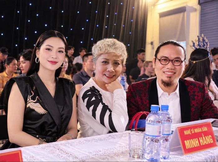 NSND Minh Hằng và nghệ sĩ Nguyễn Công Vượng tham gia chương trình Vietkids Junior Fashion Week 2026 với vai trò khách mời, giám khảo, góp phần tạo nên dấu ấn cho đêm diễn.