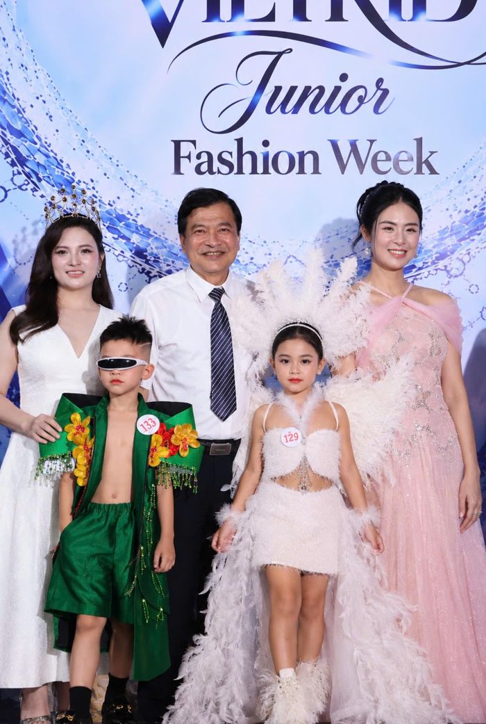 Nghệ sĩ Nhân dân Quốc Anh cùng Hoa hậu Ngọc Hân, Hoa hậu Hoàng Thùy và các người mẫu nhí tại đêm chung kết Vietkids Junior Fashion Week 2026.