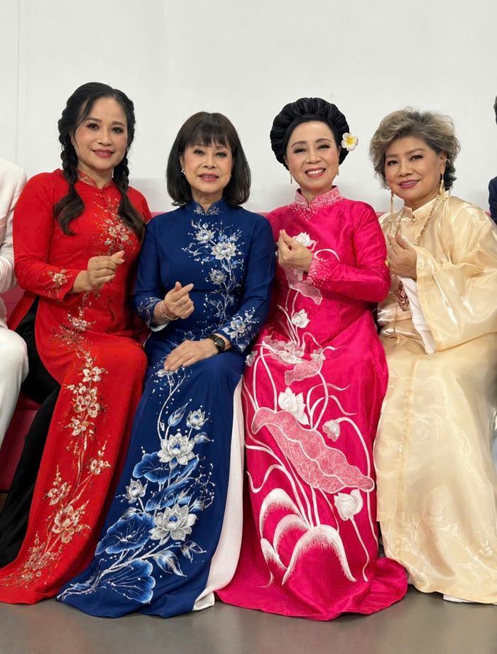 Các nghệ sĩ NSND Thanh Hoa, NSND Minh Thu, NSƯT Hồng Liên và nghệ sĩ Lê Thị Dần – gương mặt quen thuộc của chương trình Thách thức danh hài – cùng hội ngộ tại Vietkids Junior Fashion Week 2026.