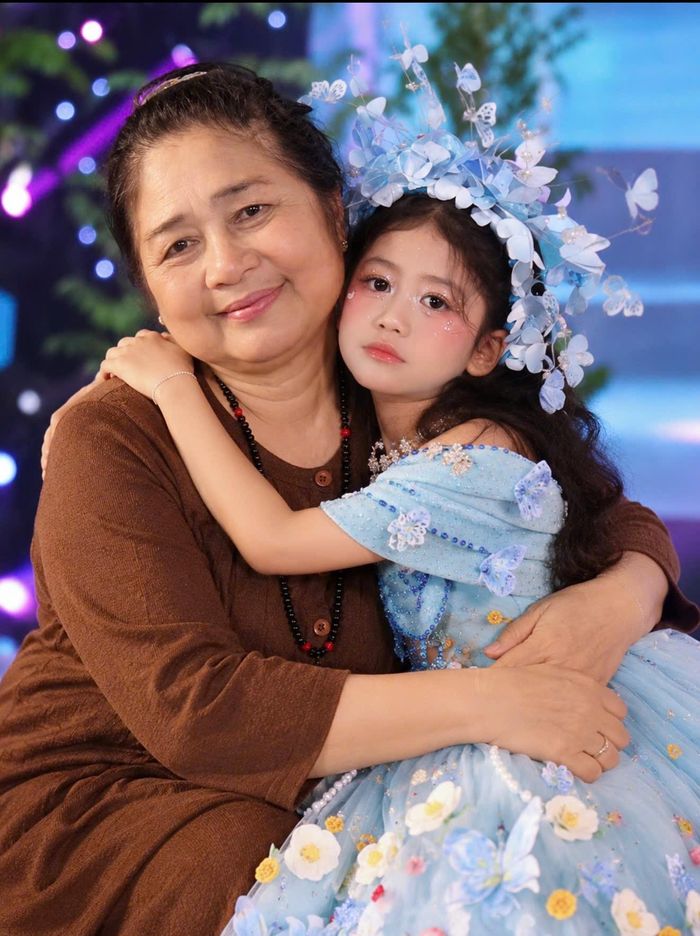 NSƯT Kim Xuyến âu yếm bên mẫu nhí tại Vietkids Junior Fashion Week 2026. Nghệ sĩ tham gia biểu diễn ca khúc Gánh mẹ cùng ca sĩ Huy Hoàng, chào mừng Ngày Phụ nữ Việt Nam 20/10
