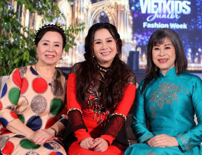 Bà Hoa Nguyễn, Chủ tịch hệ thống giáo dục Vietkids, chụp ảnh cùng NSƯT Hồng Liên và NSND Minh Thu tại Vietkids Junior Fashion Week 2026.