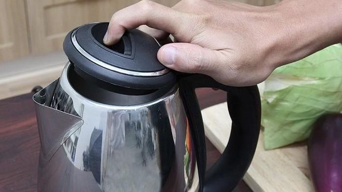 Không mở nắp ấm khi đang đun vì có thể sẽ bị bỏng. Ảnh minh họa