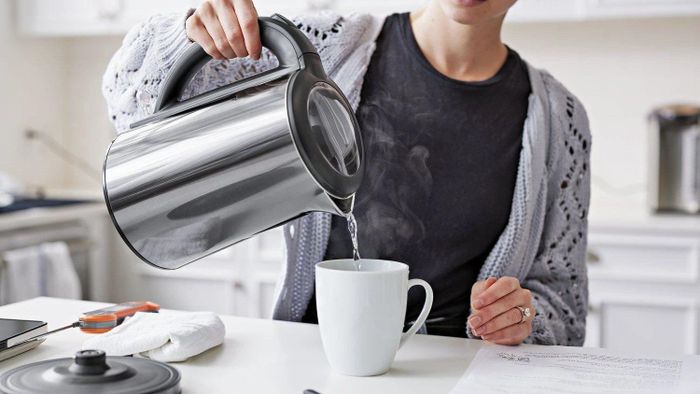 Hãy đặt ấm ở nơi khô thoáng, bằng phẳng và không dùng ấm để đun sữa, luộc trứng,... Ảnh minh họa