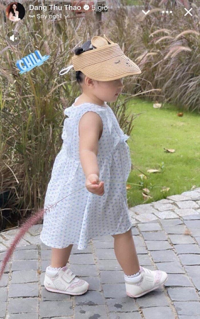 Hoa hậu Đặng Thu Thảo nuôi con "mát tay" nên khi nhìn vóc dáng của tiểu công chúa, mẹ bỉm nào cũng phải mê mẩn.