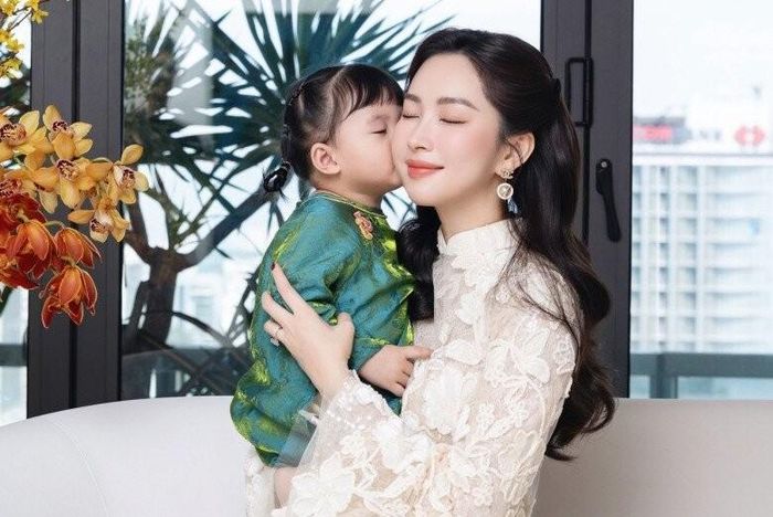 Lần hiếm hoi Hoa hậu Việt khoe ảnh chụp mặc áo dài cùng ái nữ nhân dịp Tết Nguyên đán 2026.