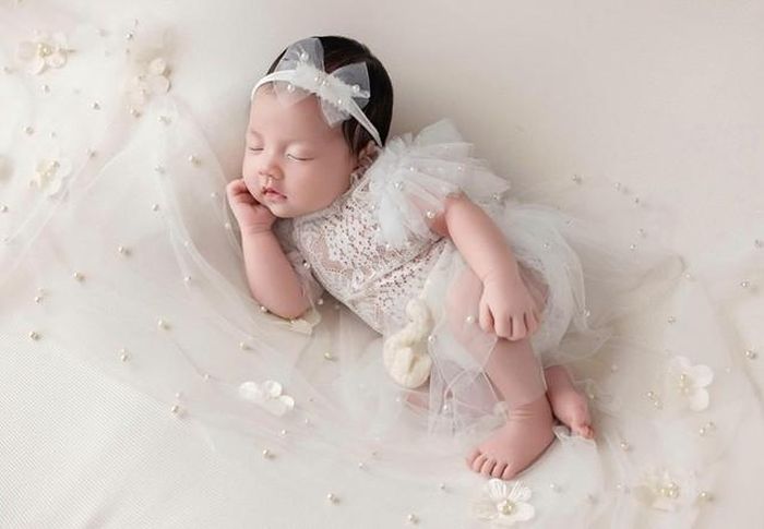 Diện mạo thiên thần của cô bé lúc được công bố.