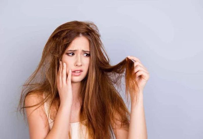 Dùng dầu gội không phù hợp có thể khiến tóc khô xơ
