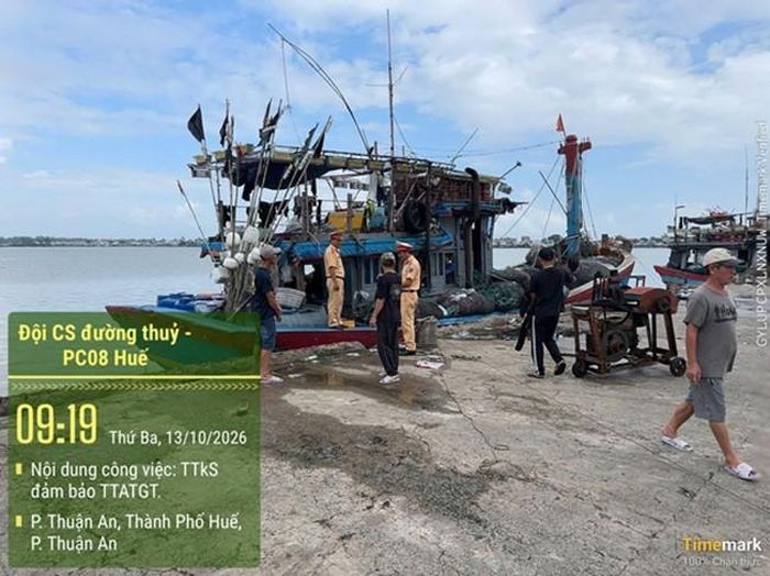 Lực lượng CSGT kiểm tra điều kiện an toàn của phương tiện thủy
