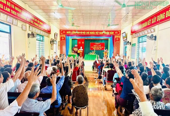 Tại đây, Phó Chủ tịch UBND xã đã tham gia và chỉ đạo công tác bầu cử, đồng thời phát biểu về ý nghĩa, vai trò của việc lựa chọn xóm trưởng trong việc triển khai các chủ trương, chính sách của địa phương, phát huy tinh thần đoàn kết và vận động Nhân dân thực hiện các nhiệm vụ tại cơ sở.