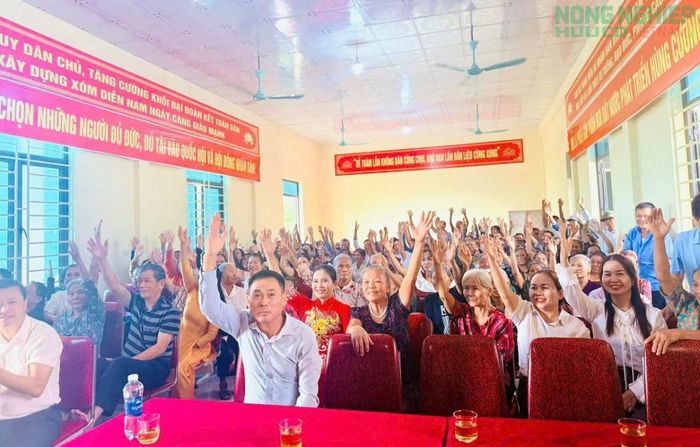 Qua trao đổi và thống nhất tại các điểm bầu cử, cử tri tại 13 xóm trên địa bàn xã đều đồng tình lựa chọn hình thức biểu quyết giơ tay. Việc lựa chọn hình thức này được thực hiện trên cơ sở sự đồng thuận của cử tri tại các xóm.