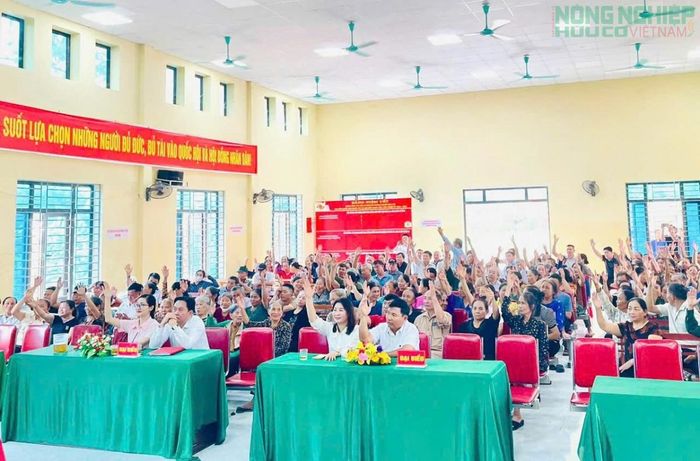 Tham dự tại điểm bầu cử xóm Quy Tiến và xóm Thanh Tân có ông Trịnh Huy Toàn, Ủy viên Ban Thường vụ Đảng ủy, Phó Chủ tịch UBND xã Tân Kỳ.