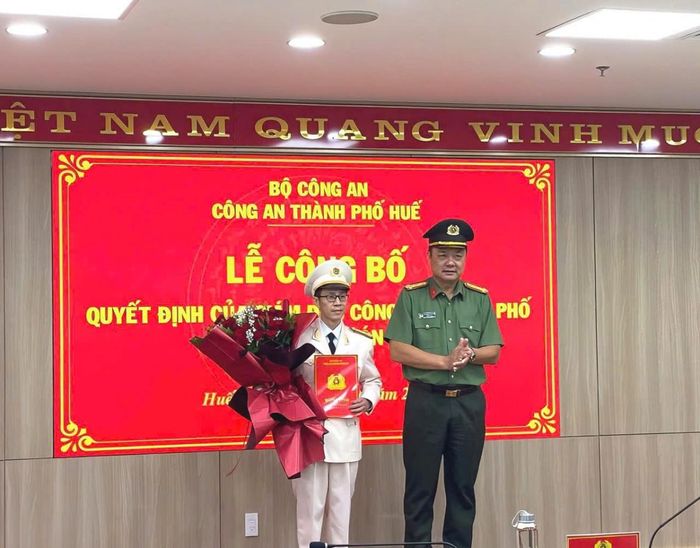 Đại tá Nguyễn Đình Dương trao quyết định, tặng hoa chúc mừng và giao nhiệm vụ cho tân Trưởng phòng Hậu cần, CATP. Huế
