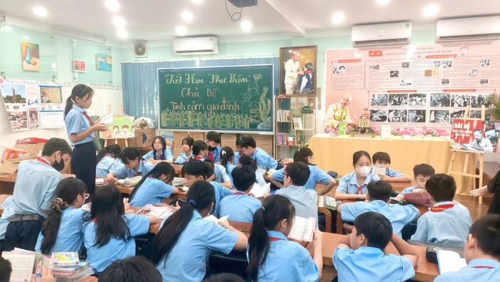 “Tiết học thư viện” tại Trường THCS Phú Định.