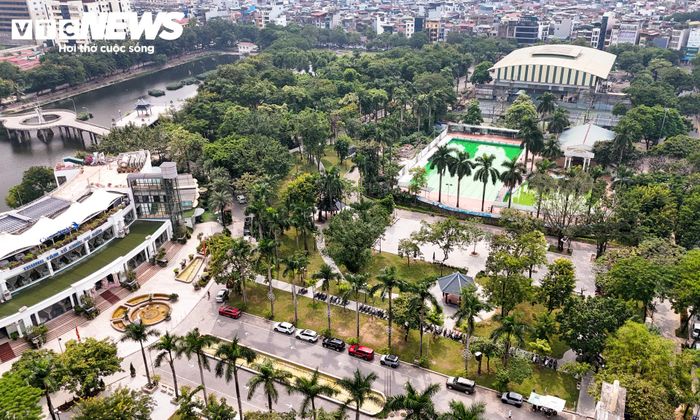 Trong quá trình quản lý, sử dụng công viên, một số hạng mục như sân bóng đá, sân tennis, cơ sở dịch vụ và bãi đỗ xe từng tồn tại tình trạng vi phạm quy hoạch, lấn chiếm đất công viên. Những bất cập này đặt ra yêu cầu rà soát tổng thể, xử lý các vi phạm và xác định rõ chức năng sử dụng đất, bảo đảm quỹ đất công cộng được khai thác đúng mục đích.