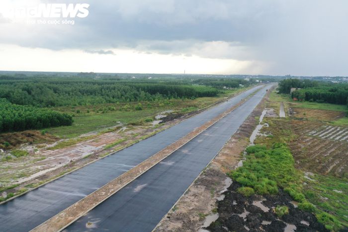 Ở giai đoạn 1, đường 25C được đầu tư với nền đường rộng 45 m. Trong đó, hai phần đường chính rộng tổng cộng 32m, dải phân cách giữa rộng 5m và hai bên lề đất rộng tổng cộng 8m.