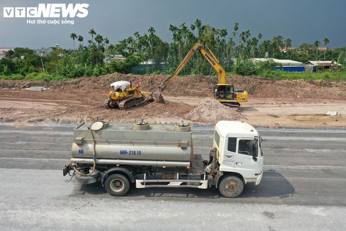 Trên tuyến chính, hệ thống thoát nước dọc dài 2,65km đã hoàn thành. Hạng mục đắp đất nền đường đạt tiêu chuẩn K95 cũng đã hoàn tất.