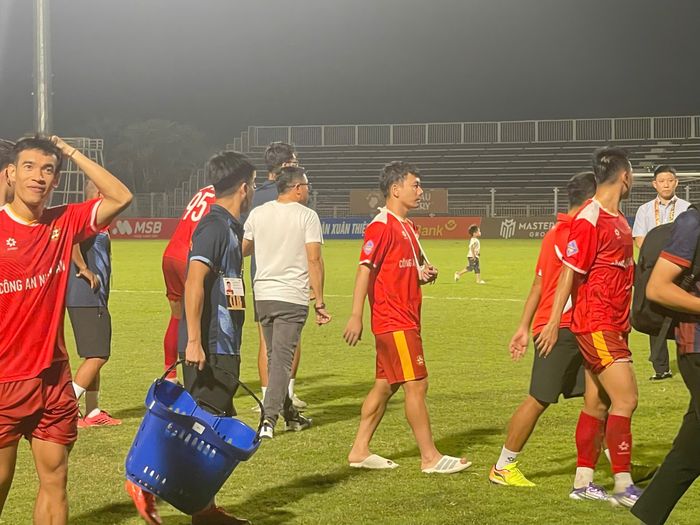Minh Vương phải nẹp tay sau trận đấu.