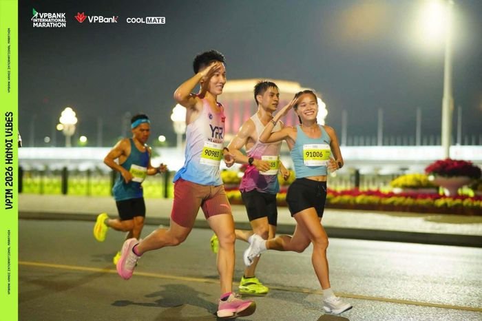Các runner chạy qua nhiều địa điểm mang tính biểu tượng của Hà Nội.