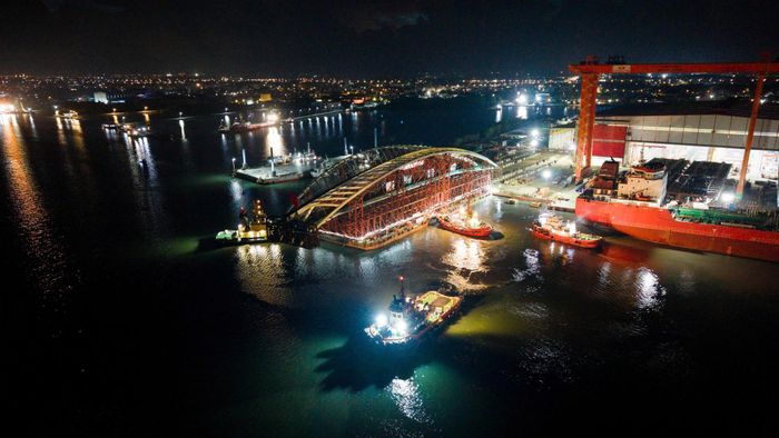 Trước đó, từ 4h sáng 18/10, từ Nhà máy Đại Dũng Shipyard - đơn vị thành viên chuyên về đóng tàu và kết cấu thép nặng thuộc Tập đoàn Đại Dũng tại Khu công nghiệp Đông Xuyên, phường Rạch Dừa - TP.HCM, đông đảo kỹ sư, công nhân và các đơn vị liên quan đã chuẩn bị hoàn chỉnh cho hành trình lai dắt kết cấu vòm thép và hệ khung đỡ 3.400 tấn.