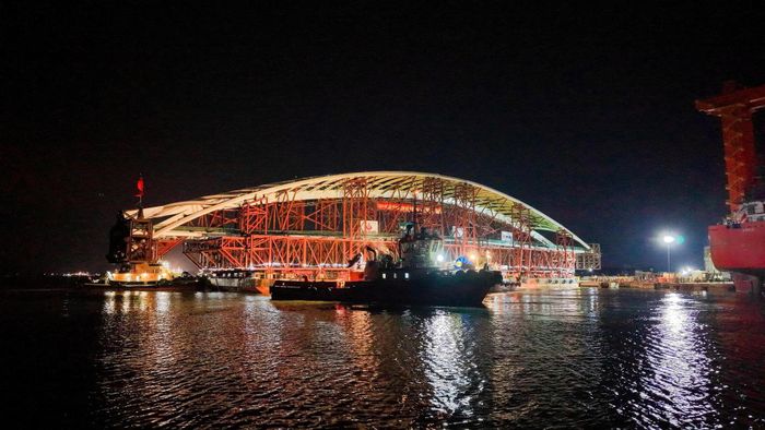 Quá trình di chuyển có sự phối hợp giữa đơn vị thi công, Cảng vụ TP.HCM, lực lượng hoa tiêu và các cơ quan chức năng nhằm bảo đảm an toàn cho kết cấu cũng như hoạt động giao thông đường thủy.