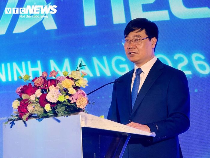 Đại tá Nguyễn Hồng Quân nhấn mạnh sinh viên công nghệ cần giỏi về chuyên môn, vững về đạo đức nghề nghiệp. (Ảnh: Thụy Phương)