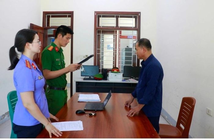 Cơ quan chức năng đọc lệnh khởi tố vụ án, khởi tố bị can đối với Bùi Văn Trường - người cầm đầu đường dây sản xuất, buôn bán thuốc giả. (Ảnh: Công an Nghệ An)