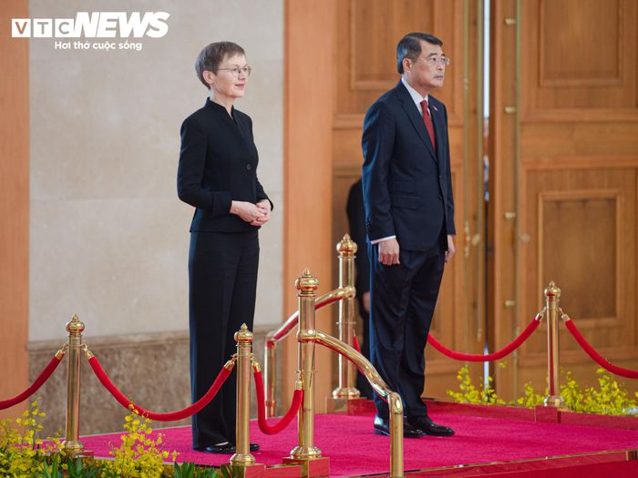 Trong không khí trang nghiêm của lễ đón, quốc thiều Việt Nam và Liechtenstein vang lên. Thủ tướng Lê Minh Hưng và Thủ tướng Liechtenstein Brigitte Haas cùng thực hiện nghi thức chào cờ hai quốc gia.