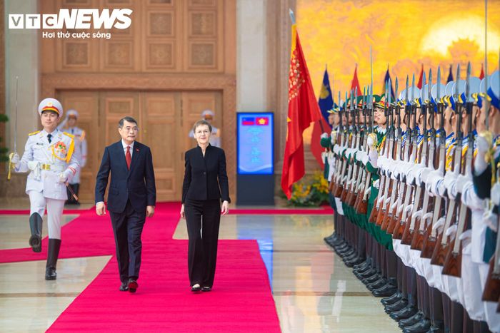 Thủ tướng Lê Minh Hưng và Thủ tướng Liechtenstein Brigitte Haas duyệt Đội danh dự Quân đội nhân dân Việt Nam.