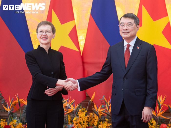 Thủ tướng hai nước cùng chụp ảnh lưu niệm, bắt tay tại sảnh lớn Trụ sở Chính phủ trước khi bắt đầu cuộc hội đàm.