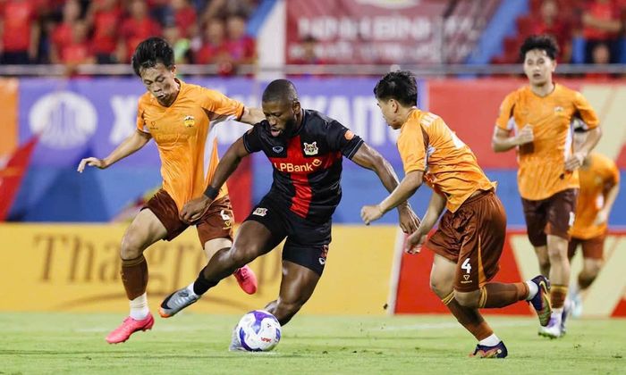 Ninh Bình (áo đen) đánh bại HAGL. (Ảnh: Ninh Bình FC)