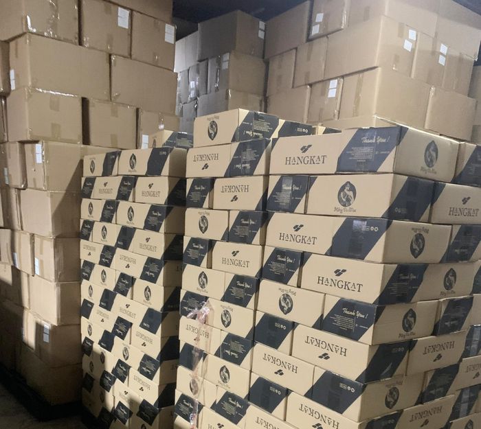 28.794 kg táo đỏ thương hiệu “Hằng Du Mục”, xuất xứ Trung Quốc, không xuất trình được hóa đơn chứng từ. (Ảnh: Công an cung cấp)