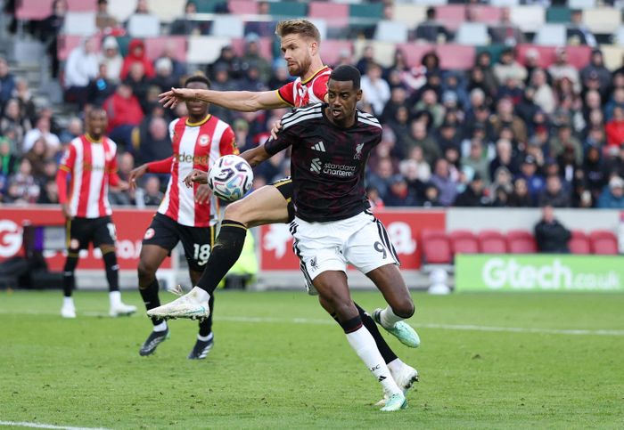 Liverpool thắng Brentford 2-1 trong thế hơn người. (Ảnh: Reuters)