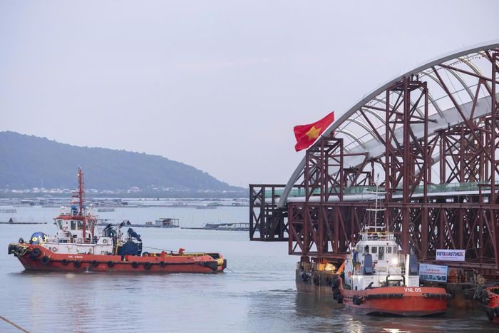 Hành trình lai dắt bắt đầu lúc 4h ngày 18/10, từ Nhà máy Đại Dũng Shipyard tại khu công nghiệp Đông Xuyên, cách Bến Bạch Đằng 124km.